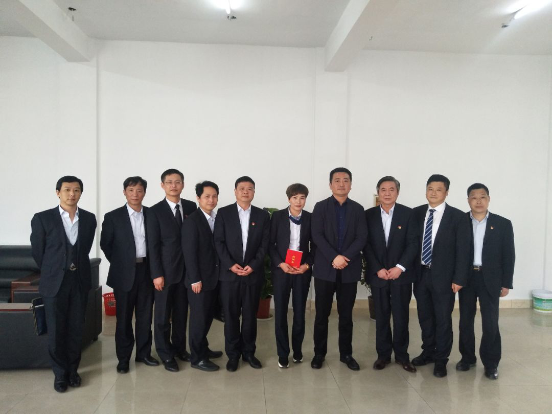 江西長運(yùn)黨委書記、董事長王曉看望慰問“中國好人榜”獲得者李小英