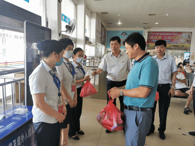 占梁前往鷹潭長運(yùn)、鷹潭公交為一線員工“送清涼”