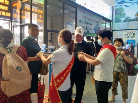 上饒汽運東站為一線職工、旅客送清涼