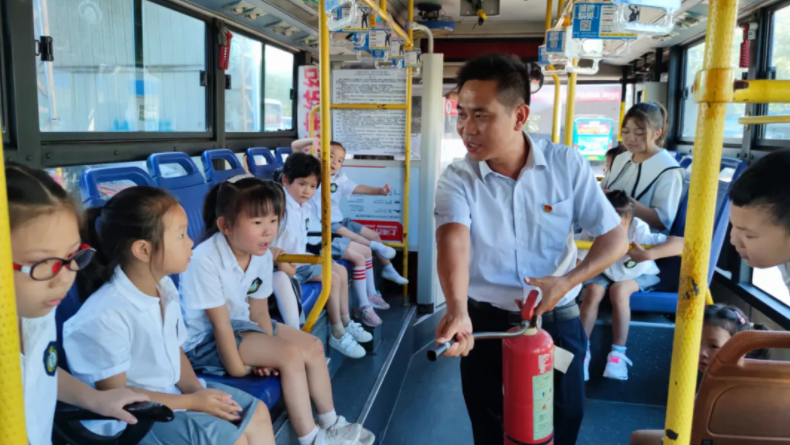 新余公交開(kāi)展“手拉手”走進(jìn)公交車(chē)主題活動(dòng)