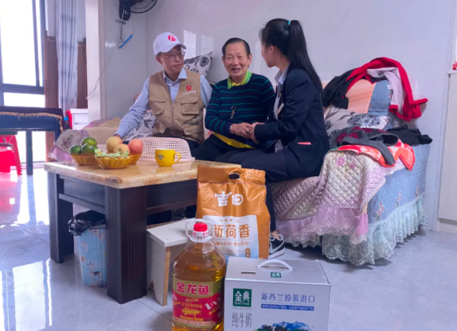 江西長(zhǎng)運(yùn)多家子公司開展重陽(yáng)慰問送愛心活動(dòng)