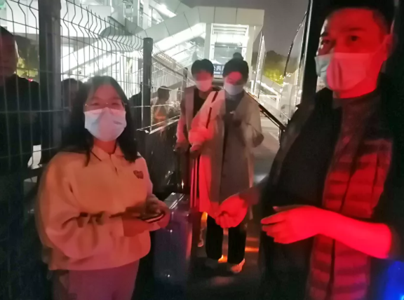 鄱陽(yáng)長(zhǎng)運(yùn)：失主大意丟錢(qián)包 駕駛員忙找回