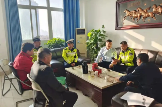 新余市公安局交警支隊調(diào)研新余公交、長運并召開座談會