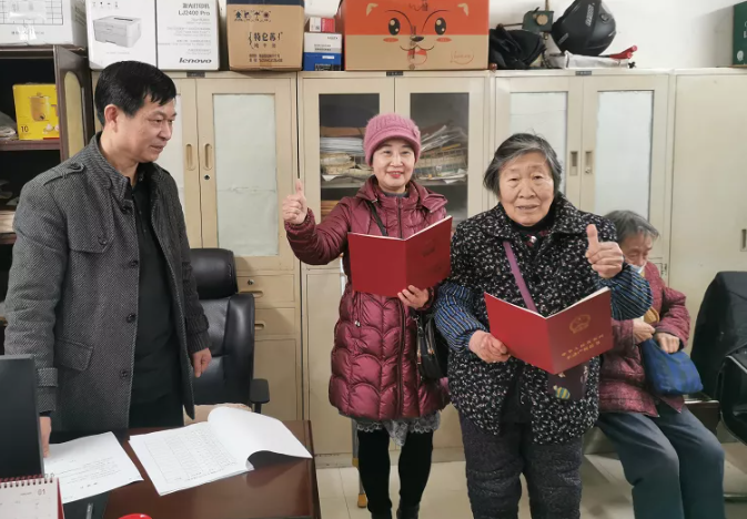 長鴻物業(yè):為民解憂 助居民領到房產證