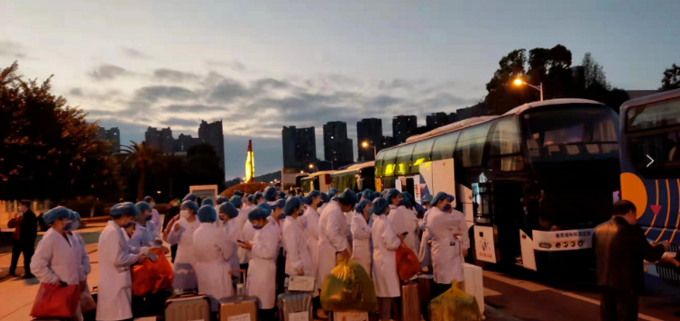 江西長運(yùn)74臺(tái)大巴載著3800名“白衣天使”連夜馳援南昌