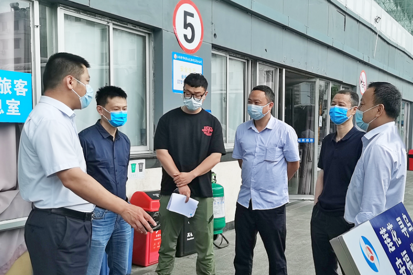 黃俊一行督導(dǎo)徐坊客運(yùn)站、南昌長途汽車站疫情防控工作