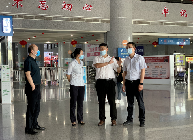 占梁一行檢查南昌長途汽車西站服務質(zhì)量工作