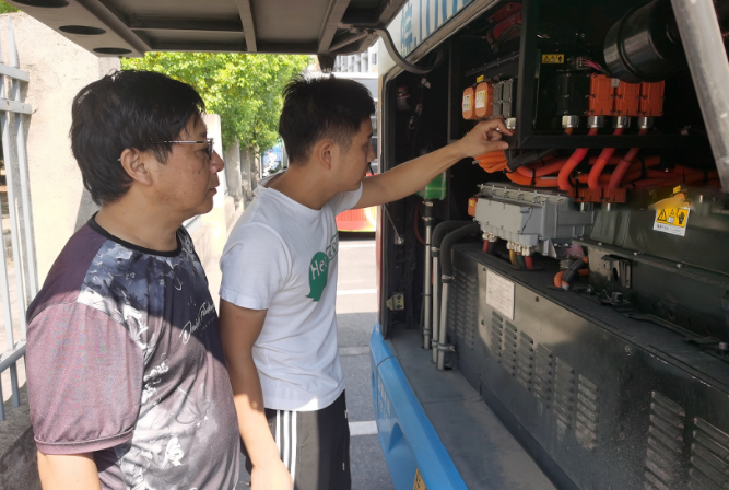 黃山長(zhǎng)運(yùn)  黃山城際公交開(kāi)展迎“國(guó)慶、二十大”安全隱患大排查