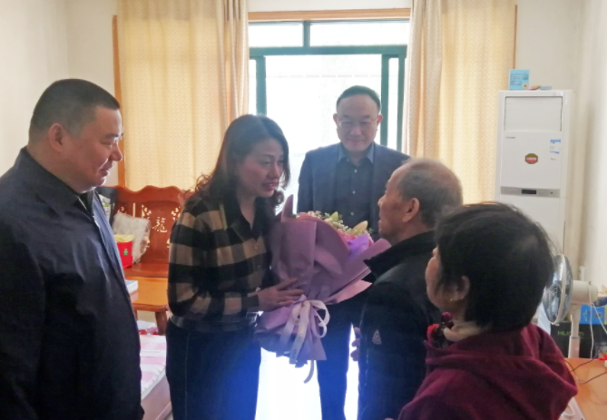 省總工會(huì)領(lǐng)導(dǎo)慰問全國勞動(dòng)模范、江西長(zhǎng)運(yùn)退休職工高國軍 胡維泉陪同