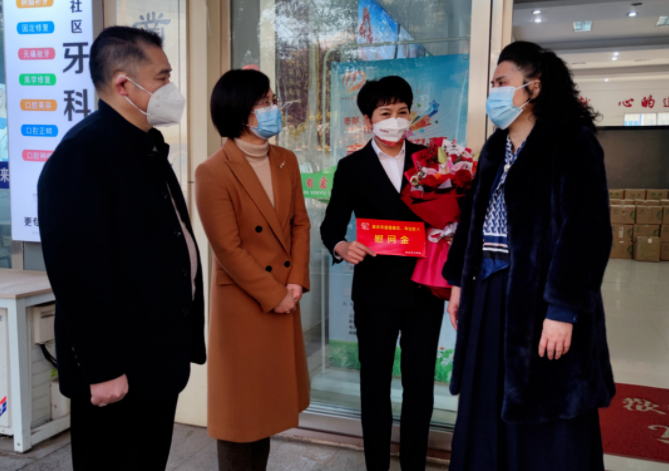 新余公交 春節(jié)前夕 新余市委常委、宣傳部部長張智萍看望慰問黨代表李小英