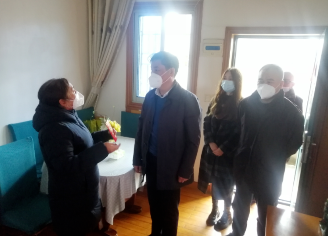 陳皓冒雨走訪慰問市勞模、退休長運老職工萬正梅