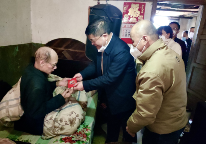 張小平、戴豪贛、黃俊、劉志堅(jiān)慰問困難職工