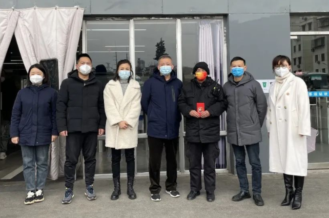 張小平、戴豪贛、黃俊、劉志堅(jiān)慰問困難職工