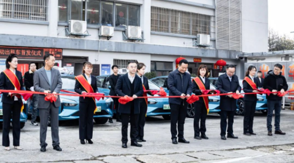 王曉出席長運(yùn)出租新能源純電動出租車首發(fā)儀式