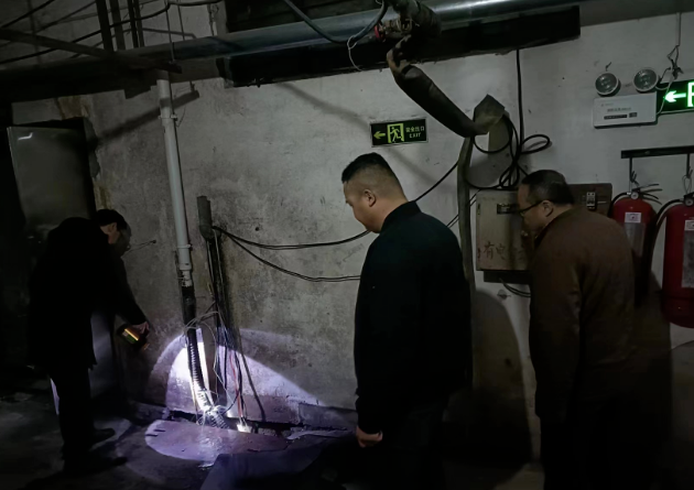 長運物業(yè)  商城分公司檢查抽水泵，保障雨季安全