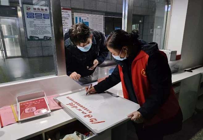 上饒汽運(yùn)：聾啞旅客乘車問(wèn)路 車站手寫板傳溫情