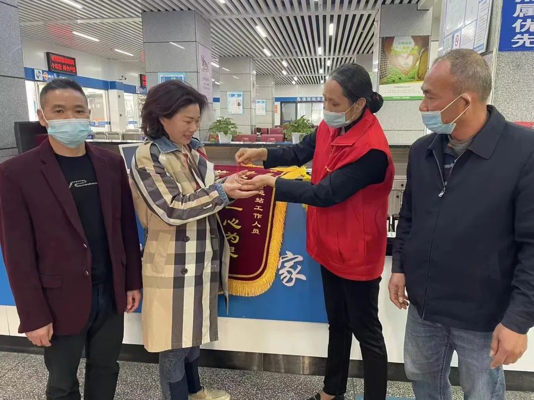 都市城際公交:誠實可信美名揚(yáng) 拾金不昧品德高