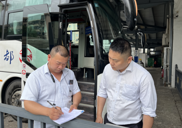 青山客運分公司開展車輛安全、環(huán)境衛(wèi)生綜合檢查