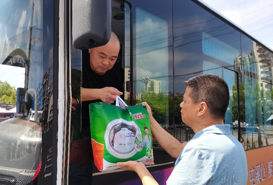 黃山長運(yùn) 開展“送清涼、送安全”慰問活動(dòng)