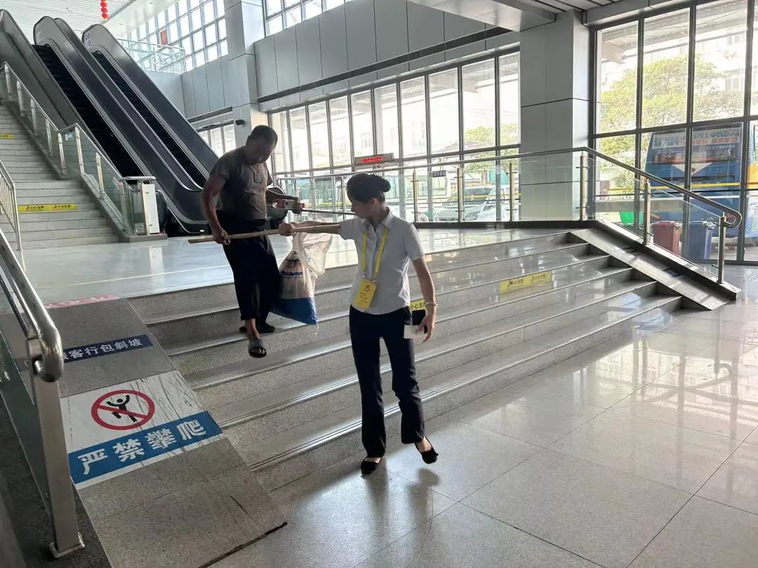 暖新聞 || 都市城際公交：溫情服務(wù) 護(hù)送視障老人乘車(chē)