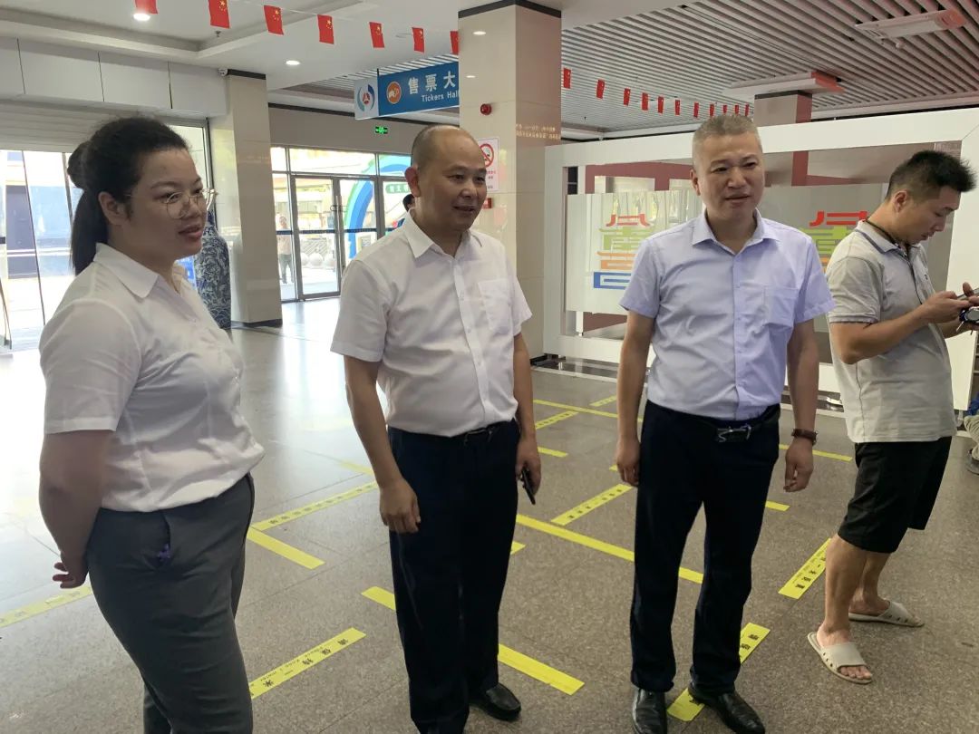 盛文龍一行深入徐坊客運(yùn)站督導(dǎo)車站節(jié)前各項準(zhǔn)備工作