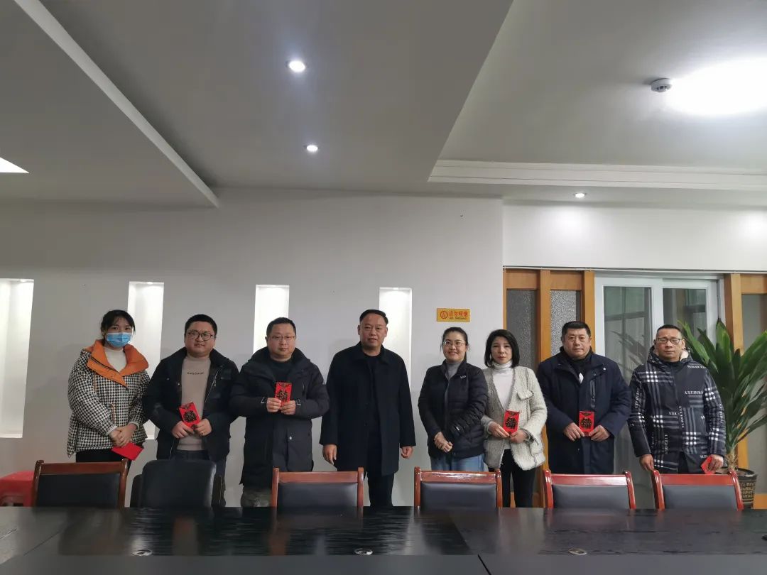 鷹潭公交 慰問勞模、困難職工