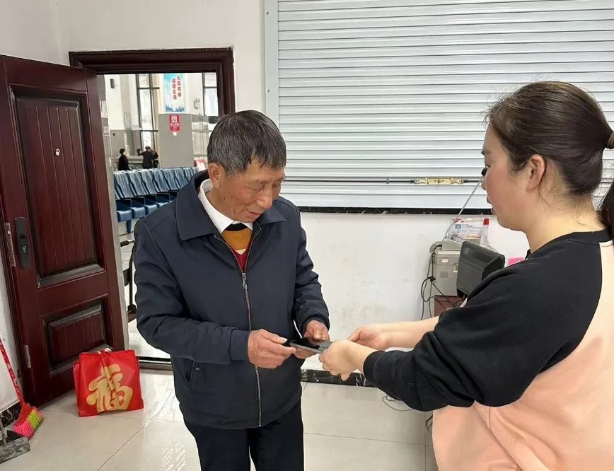 鄱陽長運(yùn):手機(jī)失而復(fù)得 車站善舉暖人心