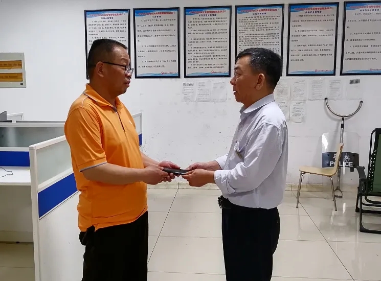 吉安公交:駕駛員撿到手機(jī)主動歸還獲稱贊