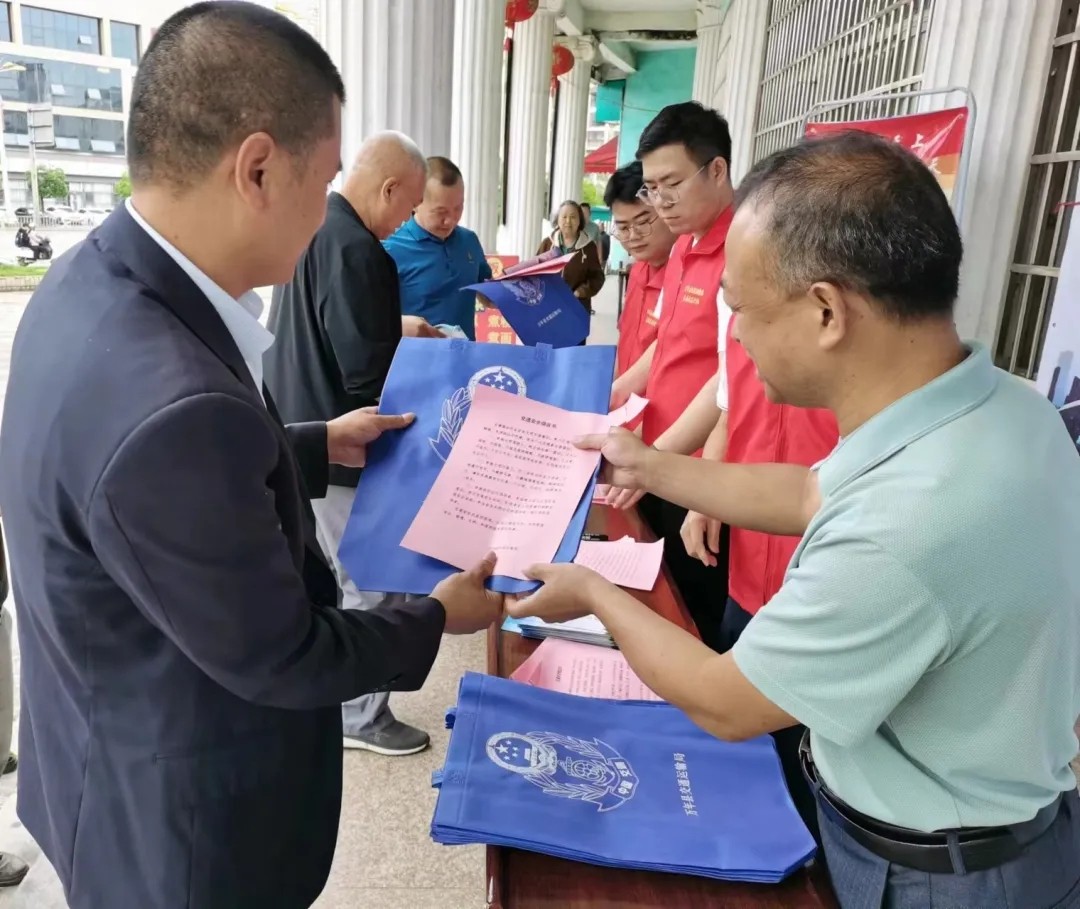 上饒汽運(yùn):萬年公司開展“安全生產(chǎn)月”咨詢?nèi)栈顒?dòng)