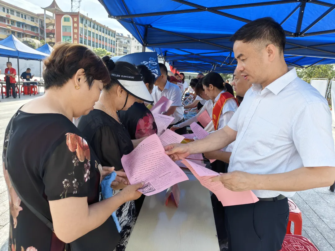 撫州長(zhǎng)運(yùn):崇仁分公司開(kāi)展“安全宣傳咨詢(xún)?nèi)铡被顒?dòng)