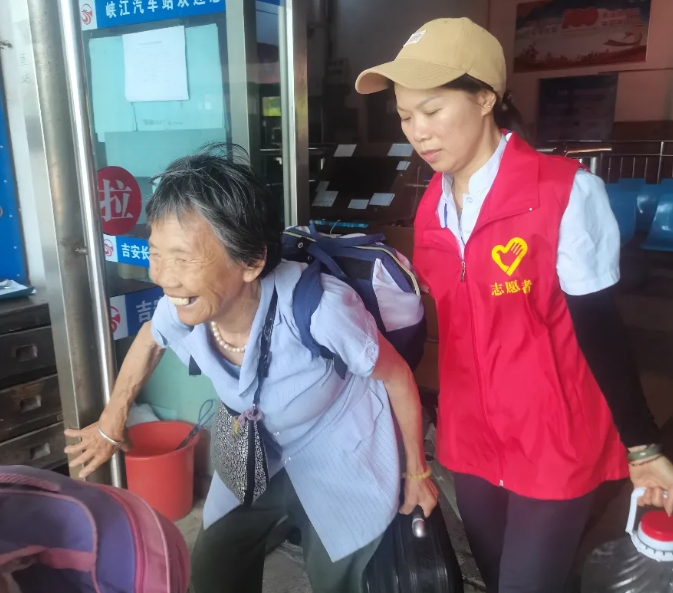 吉安長運(yùn):乘車遇到紅馬甲 老人臉上笑開花