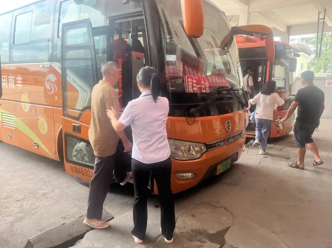 撫州長運:售票員助老人踏上回家路