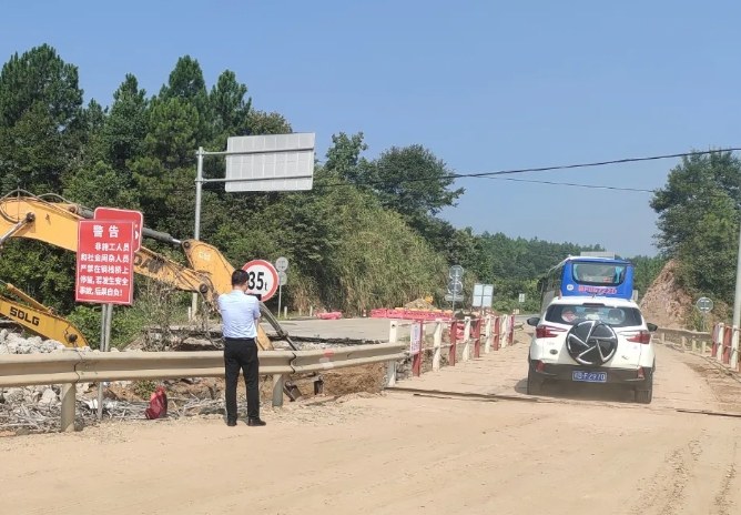 撫州長運(yùn):廣昌分公司實(shí)地勘查修路現(xiàn)場