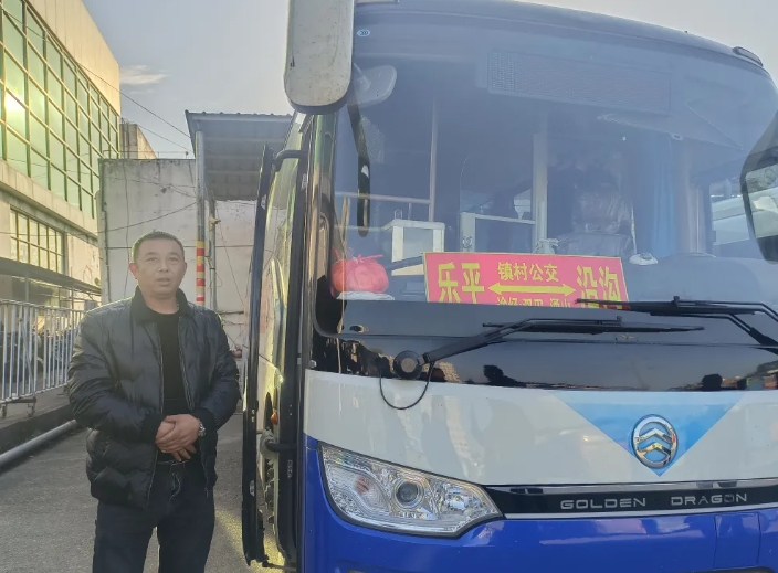 景德鎮(zhèn)長運(yùn) :公交司機(jī)拾金不昧受稱贊