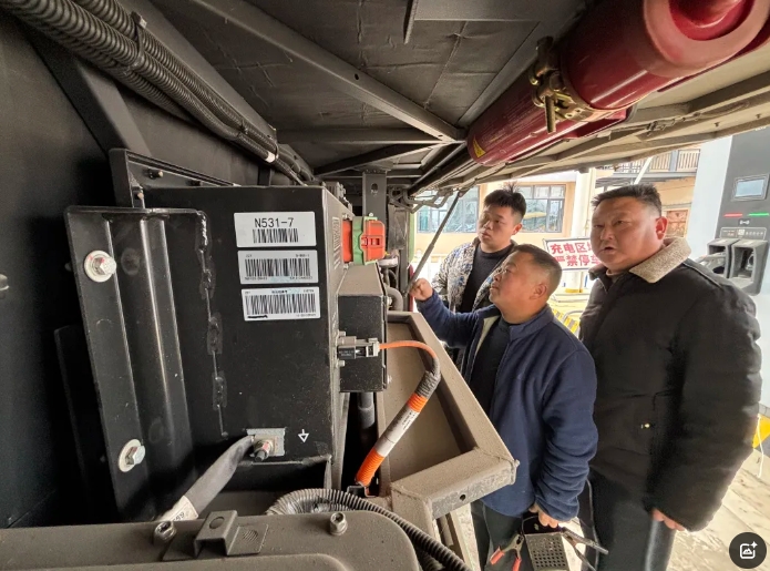 鄱陽長運(yùn)：公交旅游分公司聯(lián)合宇通服務(wù)站對(duì)車輛進(jìn)行全面檢查