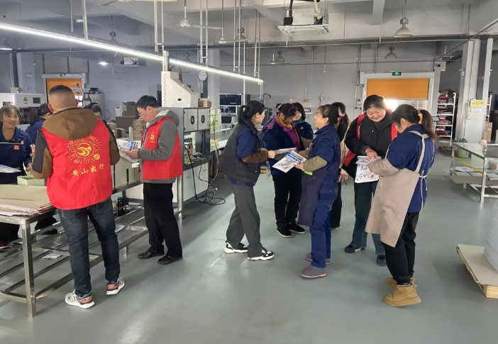 黃山長運(yùn):黃山市汽車客運(yùn)總站春運(yùn)地推活動走進(jìn)高新工業(yè)園區(qū)