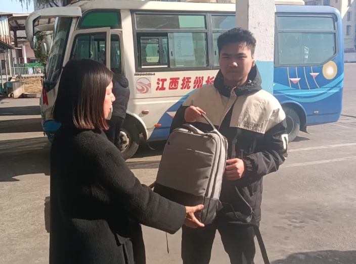 撫州長運:攜手民警 助學(xué)生尋回失物