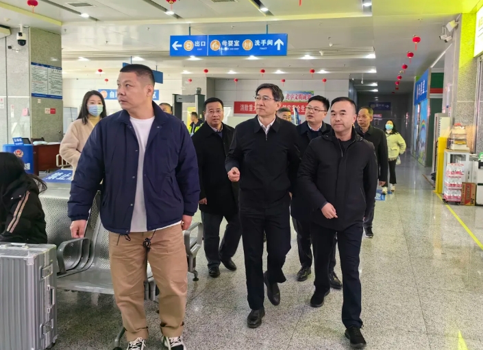 陳建軍一行督導(dǎo)南昌長(zhǎng)途汽車西站春運(yùn)安全生產(chǎn)工作