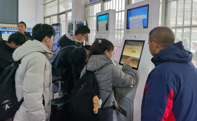 上饒汽運(yùn)：積極應(yīng)對雨天客流高峰