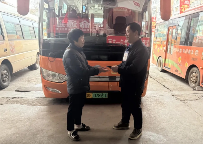 撫州長(zhǎng)運(yùn)：公交司機(jī)暖心歸還手機(jī) 守護(hù)乘客珍貴回憶