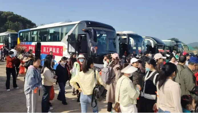 共青公司全力護(hù)航服裝廠大型春游團(tuán)建