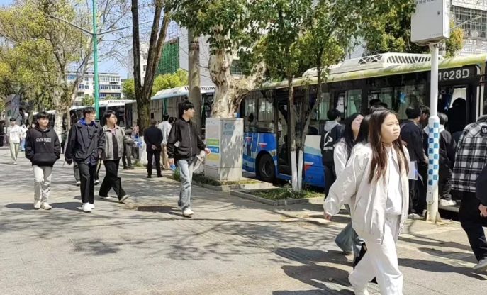 吉安公司：助力春日考試 護(hù)送師生安全出行