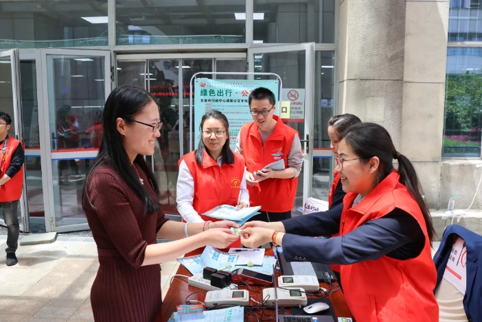 吉安公司：開展“綠色出行 公交優(yōu)先”定制公交線主題宣傳活動