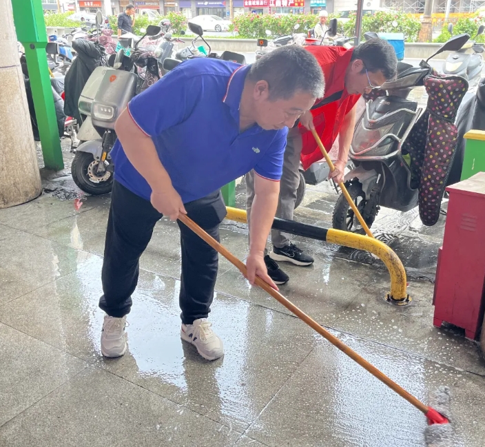 長運物業(yè)開展沿街商鋪環(huán)境衛(wèi)生集中清洗整治活動