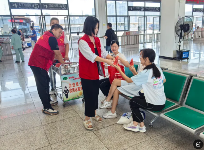 馬鞍山長客 “秋老虎”下的清涼守護