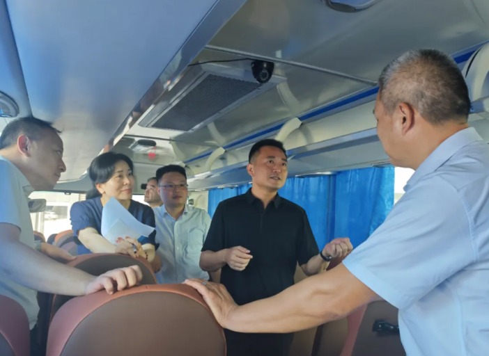 王曉檢查指導(dǎo)老舊車(chē)輛翻新工作