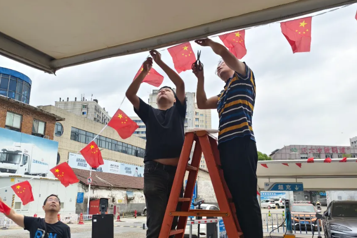 長運(yùn)物業(yè) 停車場里“中國紅”別樣濃！