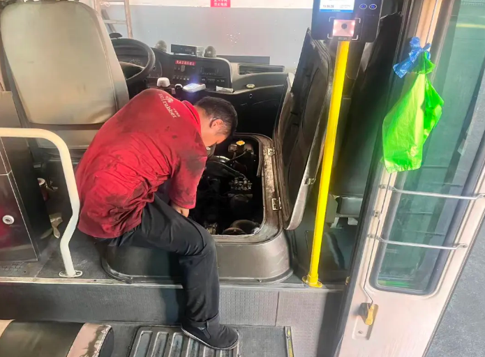 鉛山全域公交開展技術(shù)大排查與愛車?yán)Ｐ袆?dòng)