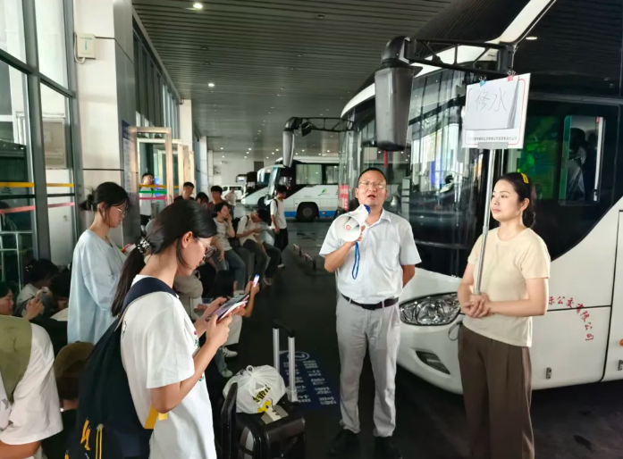 都市城際公交：旅游客運分公司筑牢“雙節(jié)”安全服務(wù)雙防線