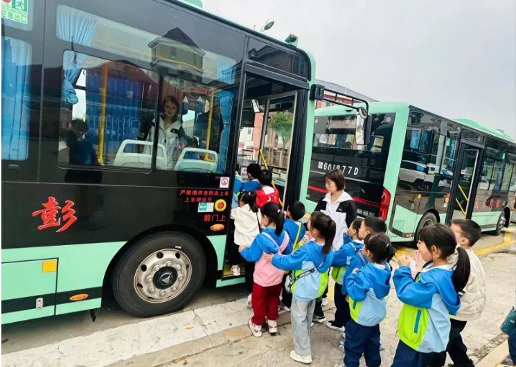 九江長(zhǎng)運(yùn) 護(hù)送幼兒園師生觀(guān)摩學(xué)習(xí)